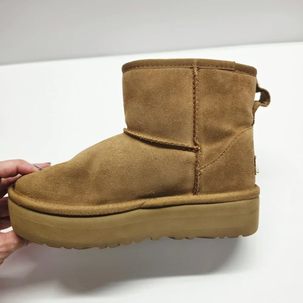 UGG Classic Mini Platform Kids Size 3 Chestnut Suede Boots 1143700K